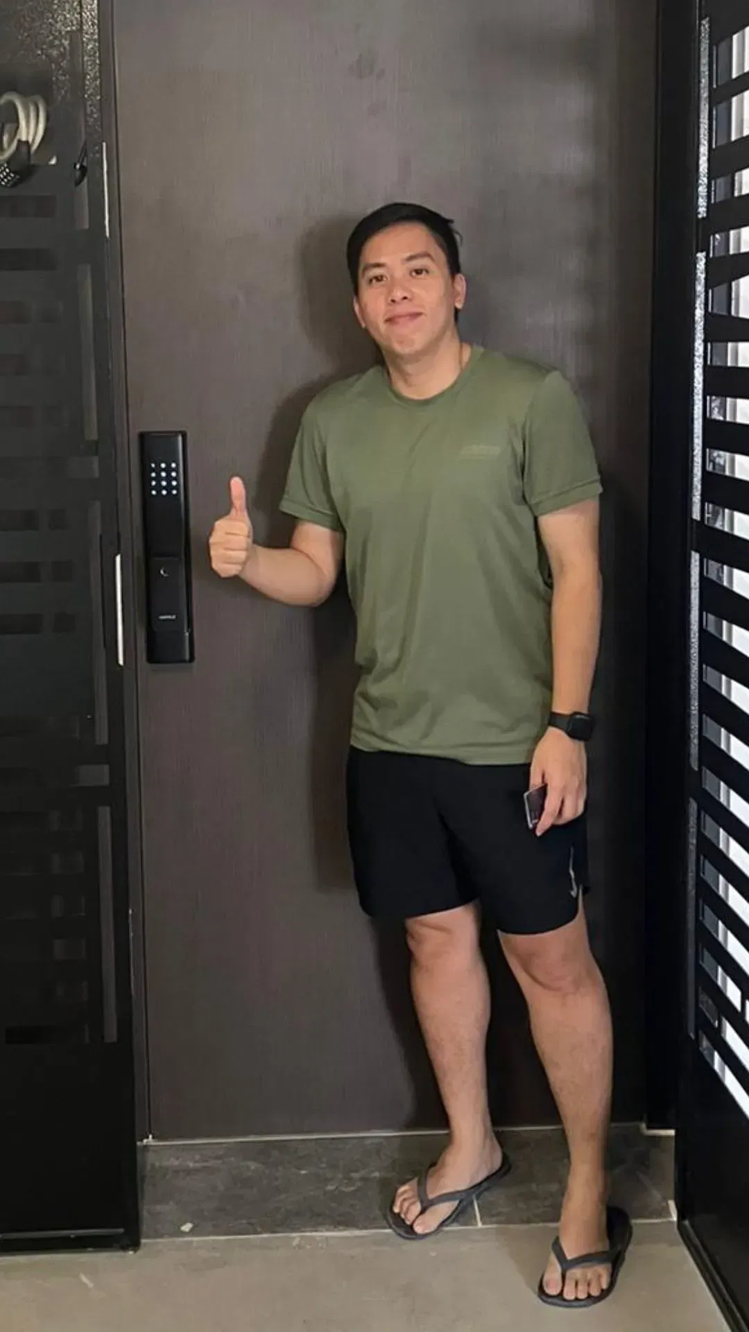 digital lock with happy customer (1)